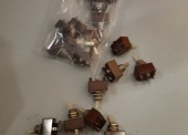 Sprzęt elektroniczny – pakiet zawierający 51 poz. asort. (wg oddzielnego wykazu), w tym m.in.: przełączniki warstwowe, przełączniki klawiszowe itp. 